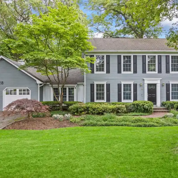 BEAUTIFULLY APPOINTED COLONIAL IN ISLAND ESTATES