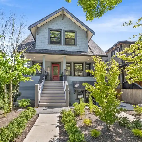 STYLISH HOME FULL OF CHARACTER