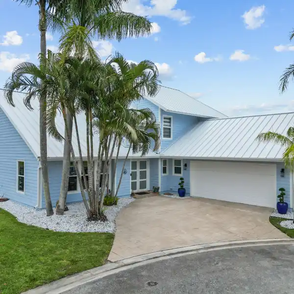 FRESHLY DESIGNED VIBE IN HOBE SOUND, A QUAINT FL BEACH TOWN.