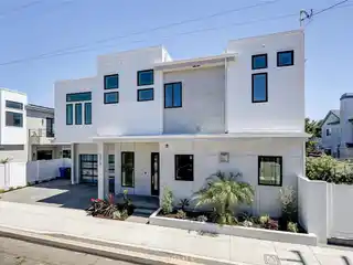 Spacious Family Retreat with Sunlit Outdoor Dining