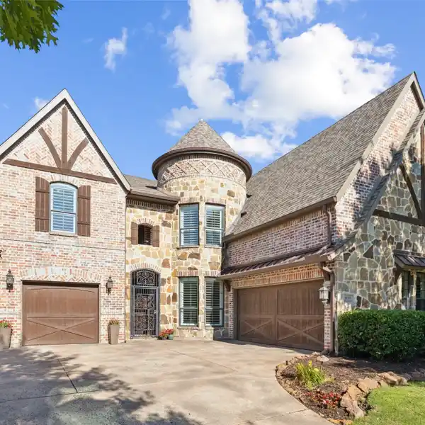 BEAUTIFUL HOME IN COVETED VILLAGES OF STONELAKE ESTATES