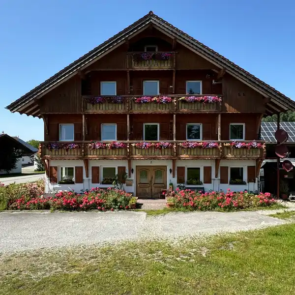 IDYLLIC COUNTRY LIVING