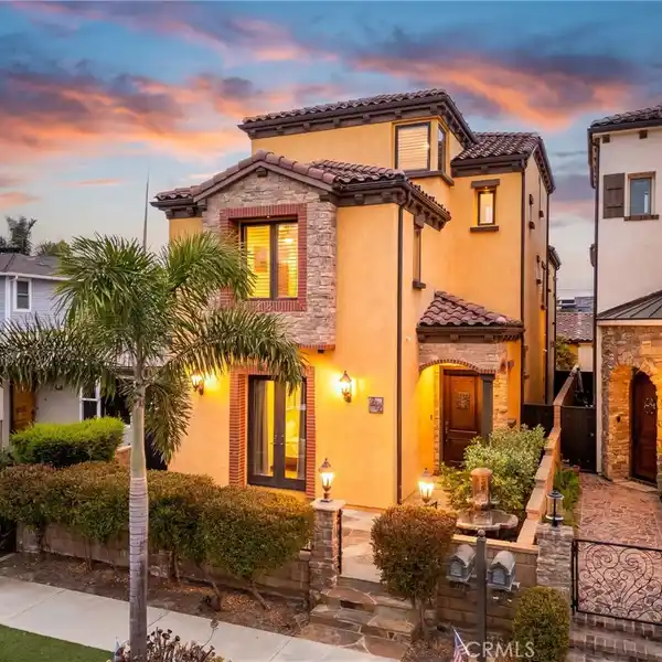 DESIGNER BEACH RETREAT WITH ROOFTOP SUNSET VIEWS