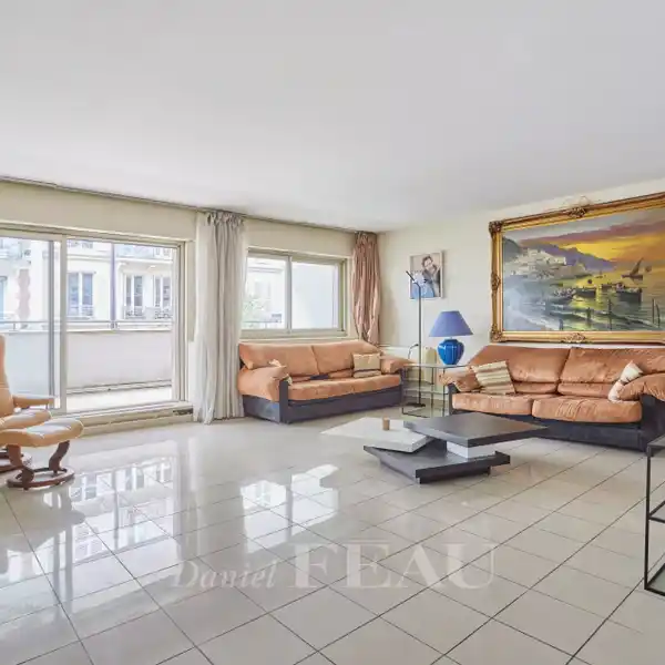 FIRST FLOOR APARTMENT AWAITING REFRESHMENT