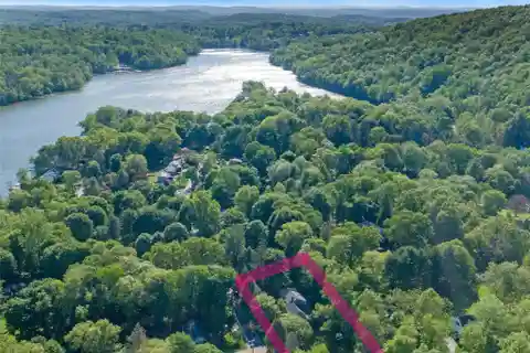 Serene Colonial Living with Deeded Lake Access