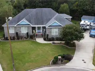 Lovely Home Full of Upgrades