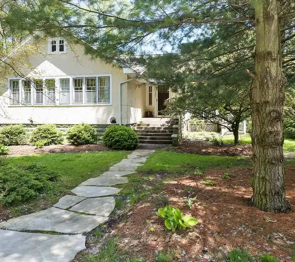 REFINED TAKE ON CLASSIC LAKE LIVING