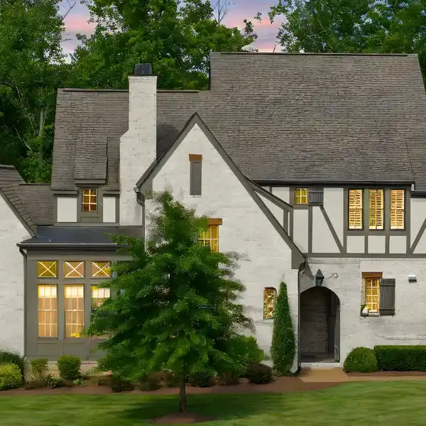 PRIVACY AND LUXURY ON A PEACEFUL CUL-DE-SAC