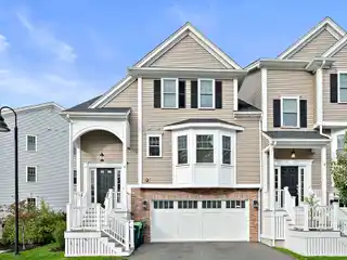 Elegant Townhome with Gourmet Kitchen and Spacious Design