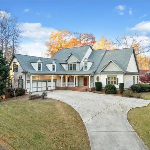 EXTRAORDINARY PROPERTY IN THE HEART OF MILTON