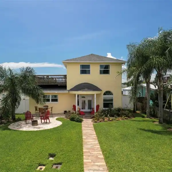 CHARMING COASTAL RETREAT WITH OCEAN PEEK