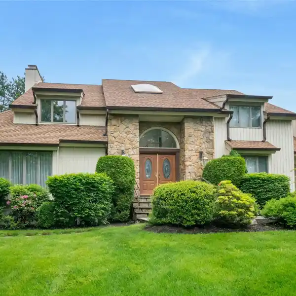 METICULOUSLY MAINTAINED COLONIAL IN THE ESTATES