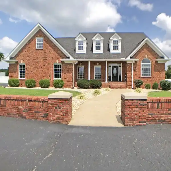 ELEGANCE AND COMFORT ON EIGHT ACRES