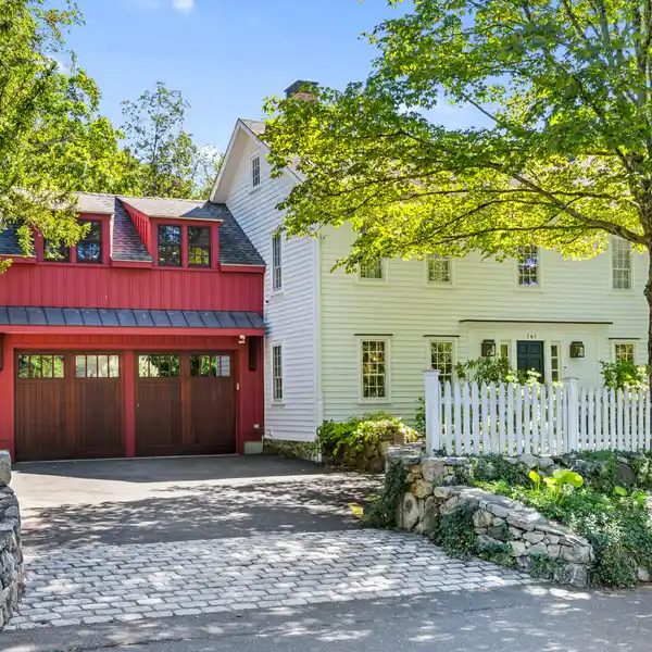 QUINTESSENTIAL COUNTRY HOUSE IN CONVENIENT LOCATION