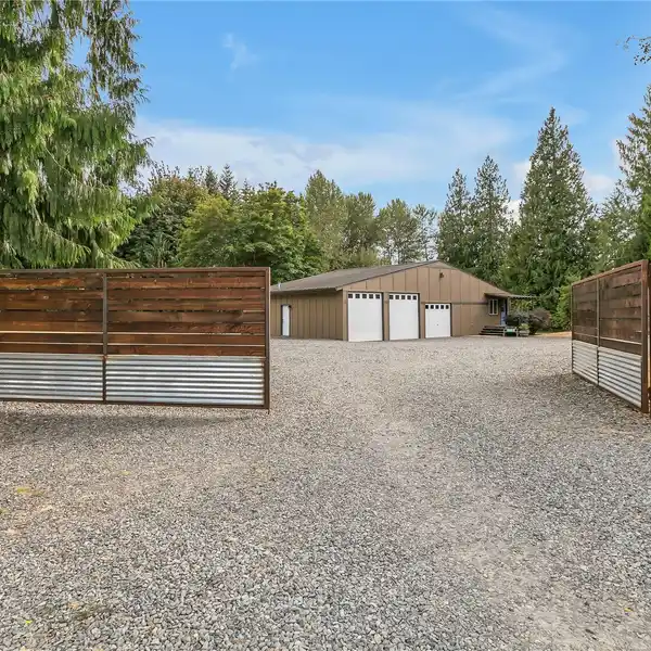 CHARMING RAMBLER ON THREE-PLUS ACRES