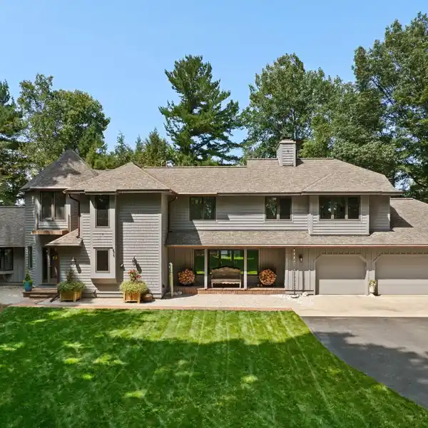 WONDERFUL HOME IN A PRIVATE WATERFRONT GATED GOLF COMMUNITY