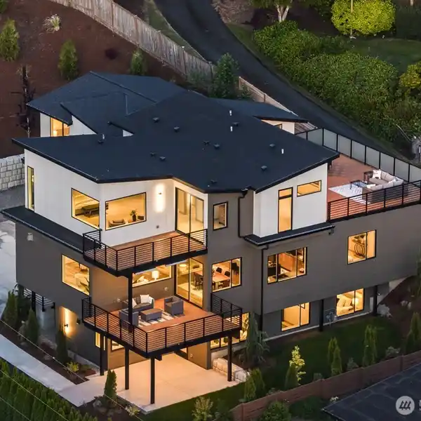 EXTRAORDINARY HOME IN BOULEVARD BLUFFS