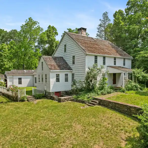 COLONIAL CHARM MEETS COUNTRY LUXURY