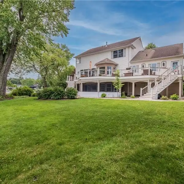 AMAZING LAKEFRONT SETTING