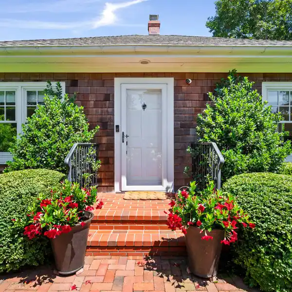 IMPECCABLY RENOVATED COTTAGE
