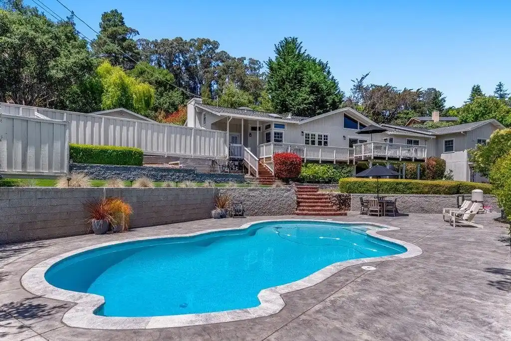 California Chic Meets Coastal Luxury in Poolside Paradise