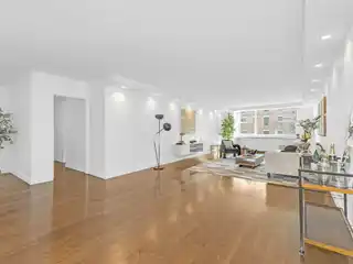 Elegant Renovated 4-bedroom with Grand Layout