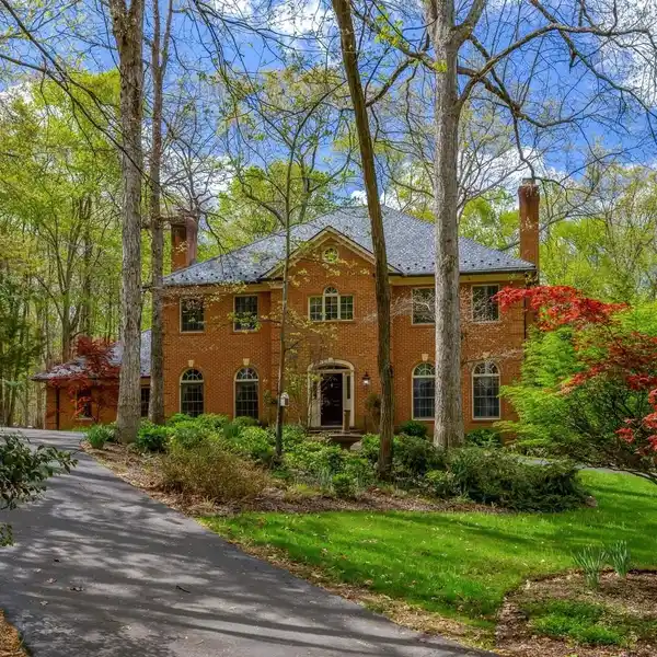 TIMELESS CRAFTSMANSHIP MEETS PEACEFUL SECLUSION