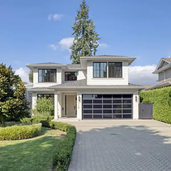 METICULOUSLY CURATED LUXURY RESIDENCE