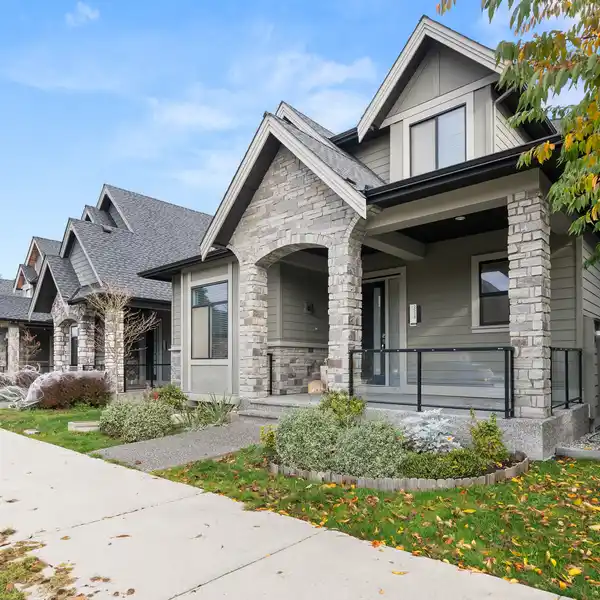 EXQUISITE LUXURY HOME IN PRIME LOCATION