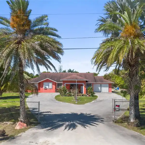 PEACEFUL YET CONVENIENT COUNTRY LIVING