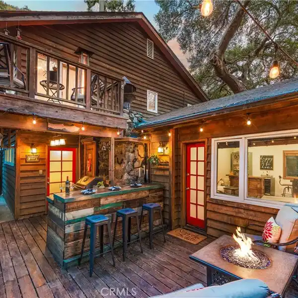 MODERN COMFORT WITH RUSTIC ELEGANCE
