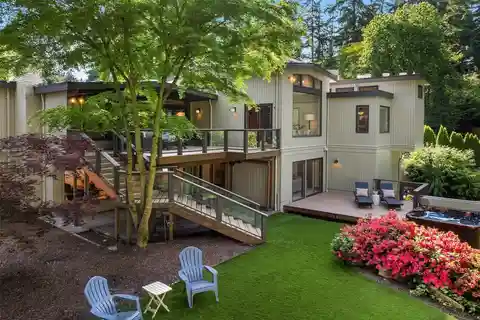 Elegantly Rebuilt Residence in Killarney Circle