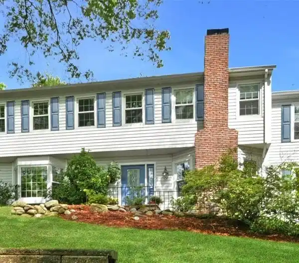 ELEGANT LIVING ATOP ONE OF THE MOST PRESTIGIOUS AREAS