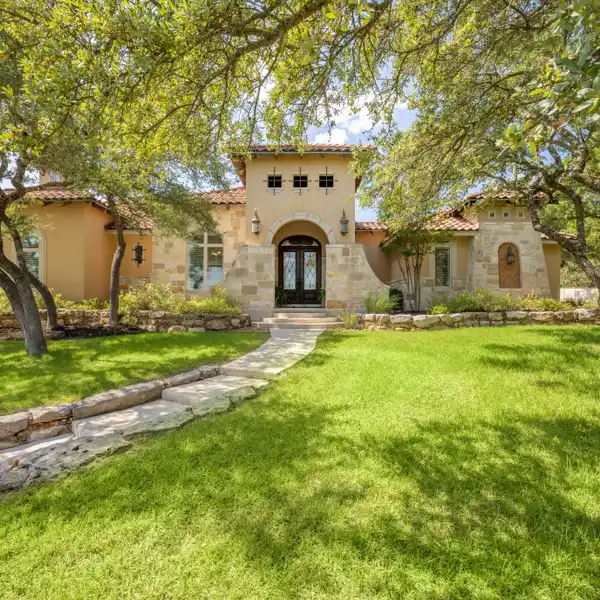 GUSTAVO ARREDONDO-DESIGNED CUSTOM HOME