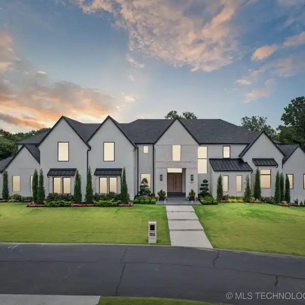 SLEEK CONTEMPORARY ESTATE DESIGNED TO IMPRESS