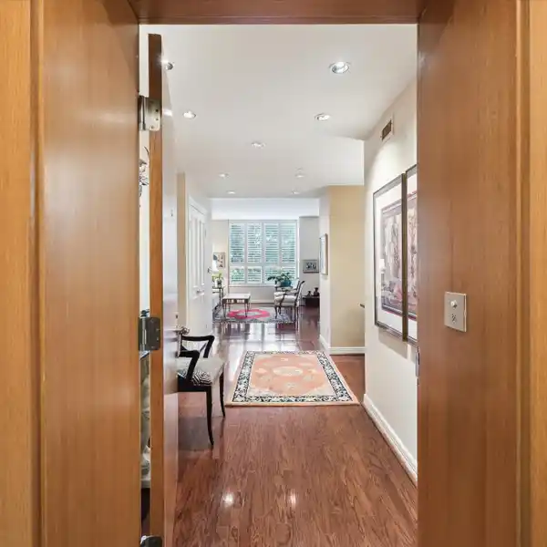 ELEGANT HOME IN A GREAT BUILDING