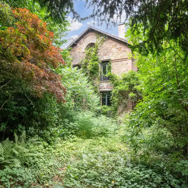 GREAT POTENTIAL IN A LUSH SETTING