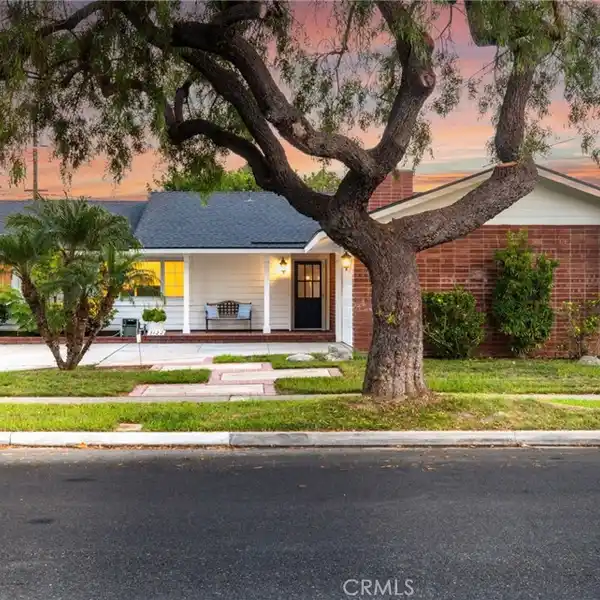 INVITING HOME WITH A BIG BACKYARD
