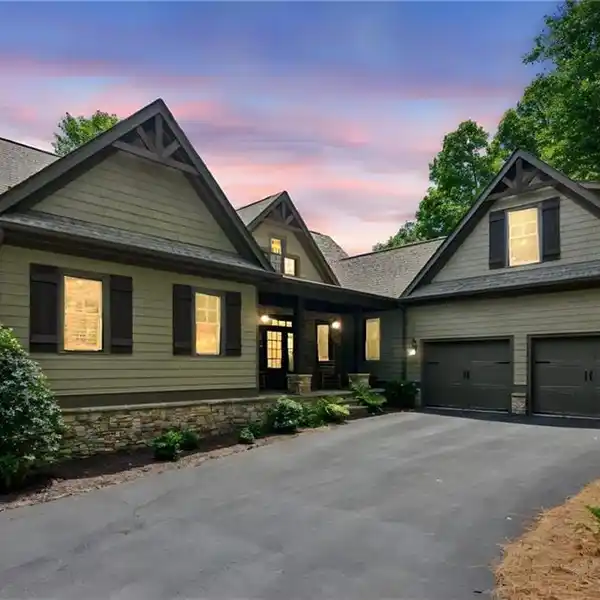 BEAUTIFUL HOME AT THE TOP OF BIG CANOE