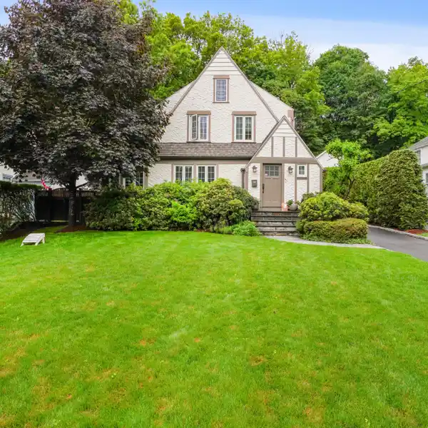 TIMELESS BEAUTY WITH TIERED YARD