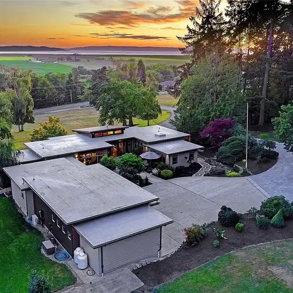 EXQUISITE MID-CENTURY STYLE HOME ON 6.4 ACRES