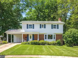Beautifully Maintained Home on a Quiet Cul-de-sac