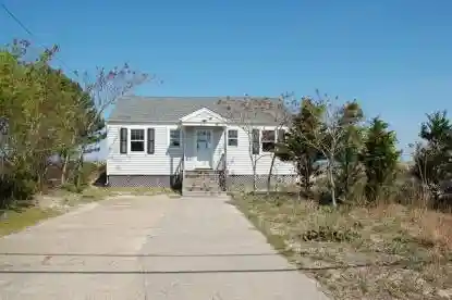 Charming Waterfront Beach Cottage for Rent