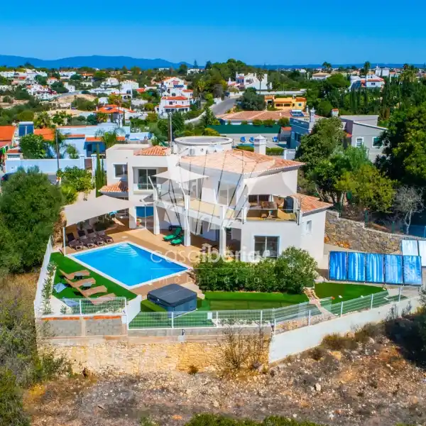 HILLSIDE VILLA RETREAT WITH SPECTACULAR VIEWS