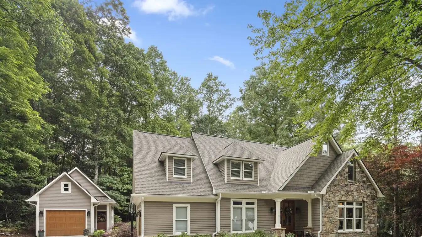 An Exceptional Blend of Modern Elegance and Comfort