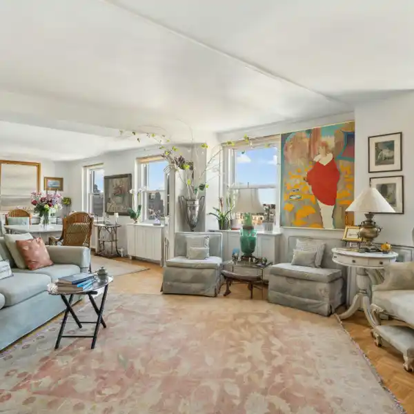 BRIGHT SPLIT TWO BEDROOM APARTMENT WITH OPEN VIEWS