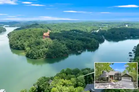 Stunning Renovated Retreat on Deep Water