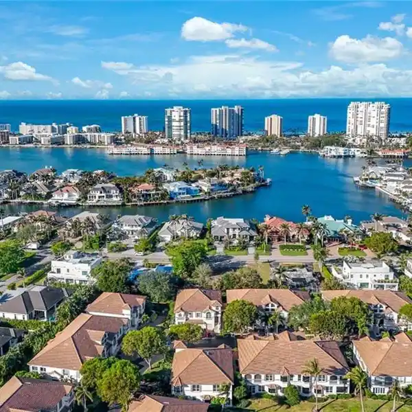 IMPRESSIVE THREE BEDROOM COACH HOME