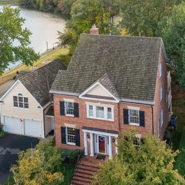 EXCEPTIONAL RESIDENCE BOASTING EXPANSIVE WATER VIEWS