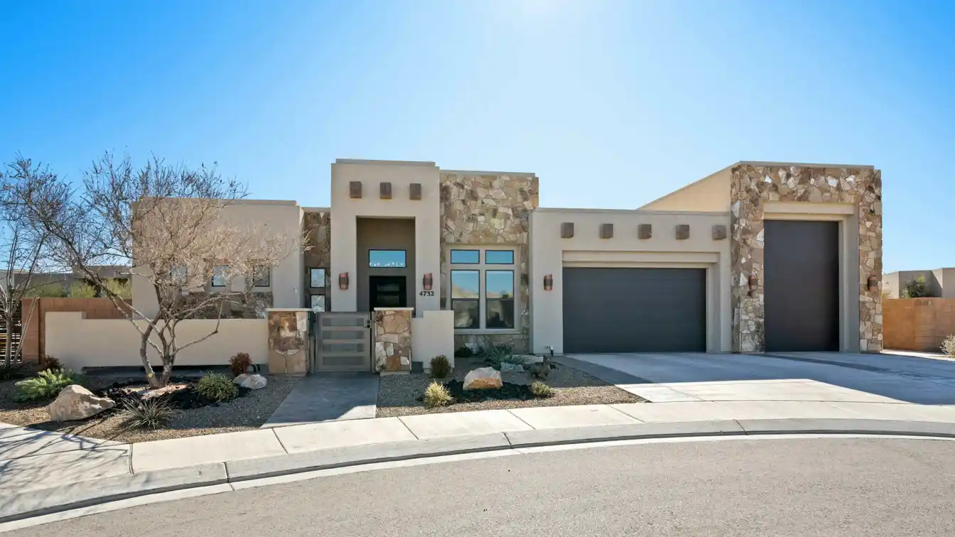 Unique Property in the Fish Rock Section of the Ledges Golf Community